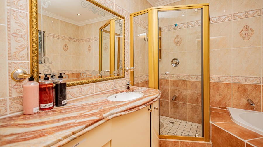 7 Bedroom Property for Sale in Plattekloof Western Cape